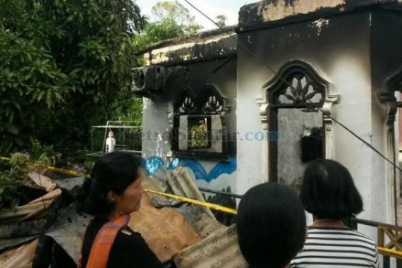 Rumah Pensiunan Brimob Terbakar, Tiga Penghuni Tewas - JPNN.COM