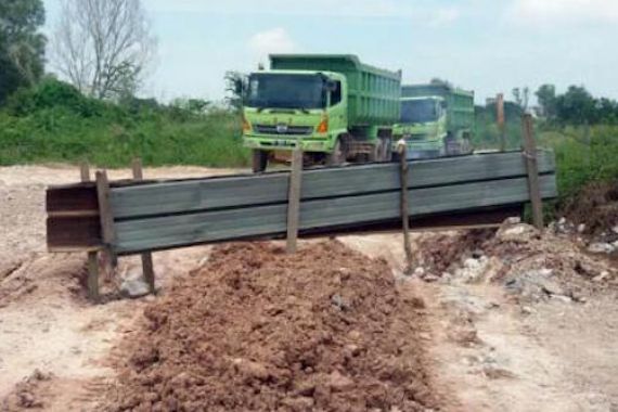 Lihat, Puluhan Warga Hadang Truk Pengangkut Tanah - JPNN.COM