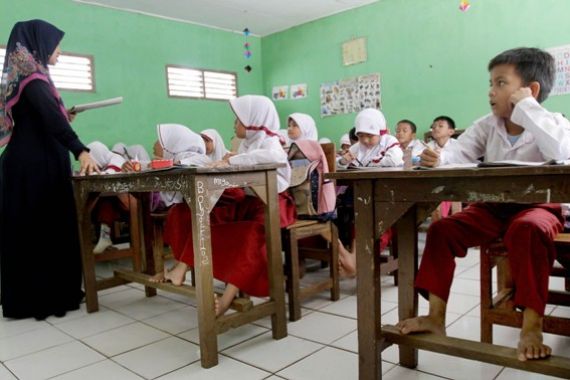 Indonesia Kekurangan 460.542 Guru SD - JPNN.COM