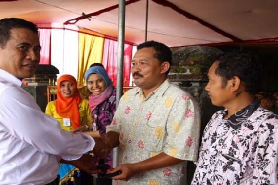 Mentan Panen dan Serap Gabah Petani di Jawa Tengah - JPNN.COM