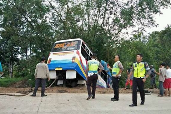 Ya Ampuuun! Bus Menungging di Parit - JPNN.COM