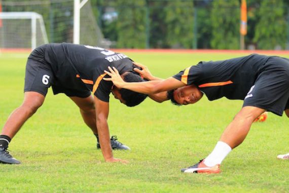 Matangkan Fisik Pemain, Jafri Ajak Skuatnya ke Pantai - JPNN.COM