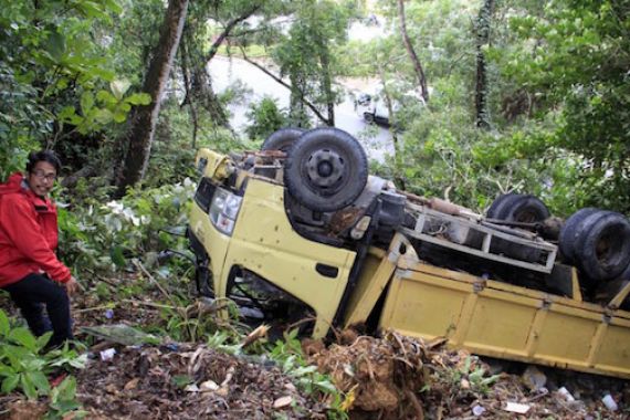 Truk Pengangkut Bahan Bangunan Terjun ke Jurang - JPNN.COM