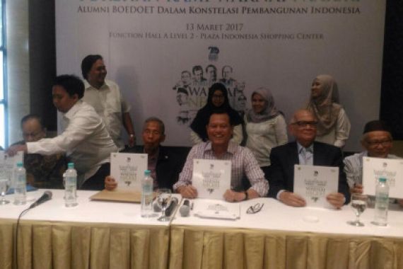 Kisah Sukses 13 Tokoh Nasional Alumni Boedoet Jadi Buku - JPNN.COM