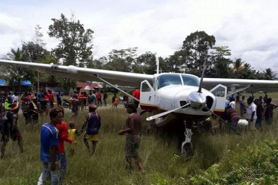 Landasan Berlubang, Pesawat Tergelincir di Papua - JPNN.COM