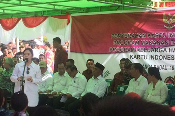 Dampingi Jokowi, Menko PMK Bagikan KIP-KIS di Kalbar - JPNN.COM