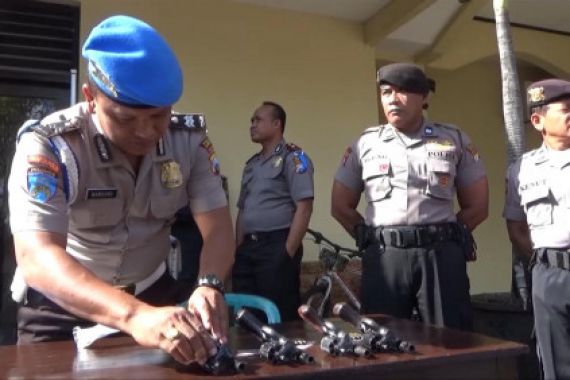 Tiba-Tiba Pistol Polisi Diminta Taruh di Atas Meja - JPNN.COM