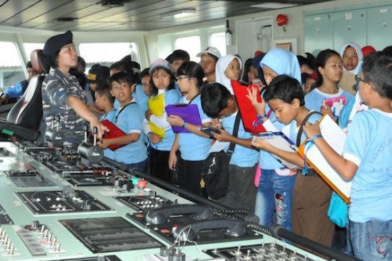 Sehari, KRI Banda Aceh Dua Kali Terima Kunjungan Siswa - JPNN.COM