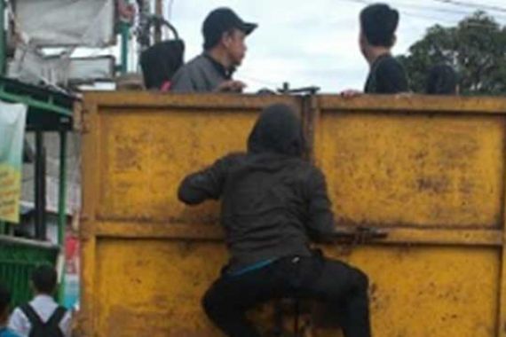 Angkot Mogok, Warga Terpaksa Numpang Truk Sampah - JPNN.COM
