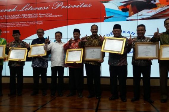 19 Kabupaten/Kota Terima Anugerah Literasi - JPNN.COM