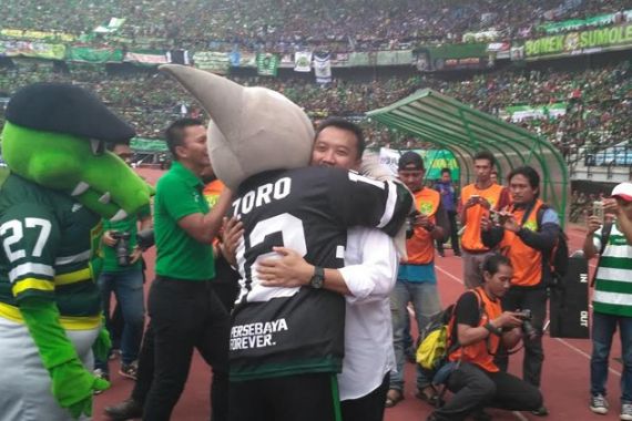 Mengharukan..Demi Persebaya, Menpora Jalan Kaki 3 Km - JPNN.COM