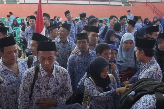 Digaji Pakai Duit Rakyat, PNS di Warkop saat Jam Kerja - JPNN.COM