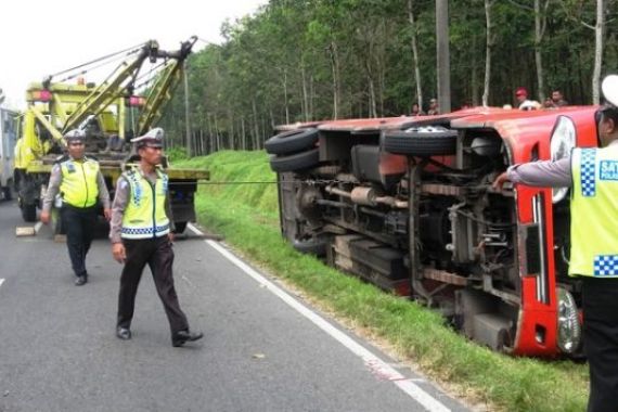 Nahas, Bus Pariwisata Terguling, 5 WN Malaysia Terluka - JPNN.COM