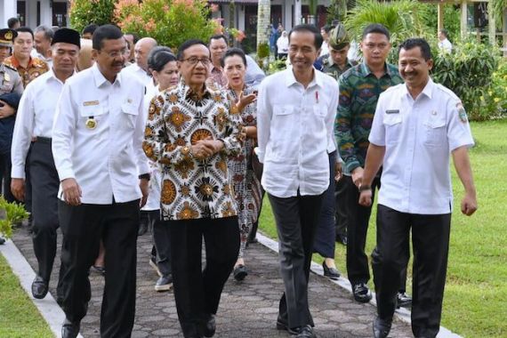 Kunjungi Tapteng, Jokowi Disambut Akbar Tanjung di SMA - JPNN.COM