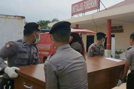 9 Jenazah TKI Korban Kapal Tenggelam Dimakamkan - JPNN.COM