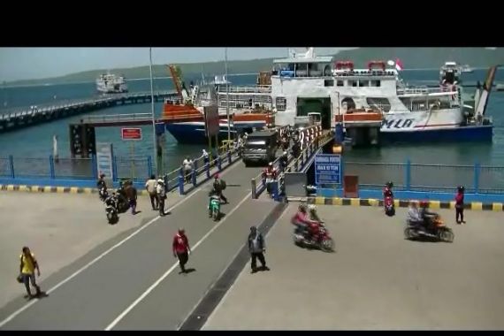 Angin Kencang Ganggu Aktivitas Pelabuhan Ketapang - Gilimanuk - JPNN.COM