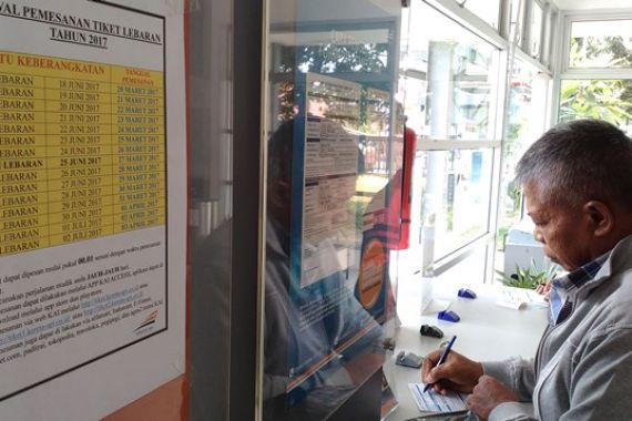 Ratusan Calon Penumpang KA Padati Stasiun Bekasi - JPNN.COM