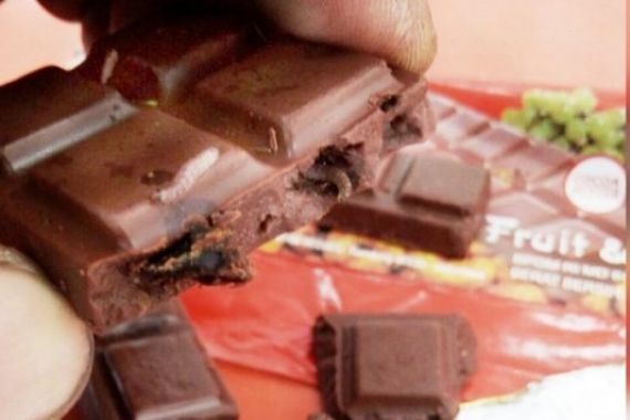 Beli Cokelat di Minimarket, Begitu Dibuka Ada Ulatnya - JPNN.COM