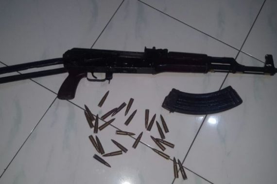 Sepekan Didekati Polisi, Warga Serahkan Senjata AK-56 - JPNN.COM