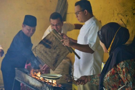 Lihat Ni, Pak Anies Jadi Tukang Sate di Tegal - JPNN.COM