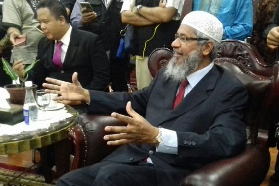 Begini Pandangan Zakir Naik soal Kandungan Al Maidah 51 - JPNN.COM