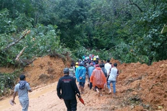 KLHK Bantu Masyarakat Terdampak Bencana Banjir dan Tanah Longsor di Desa Harkatjaya - JPNN.COM