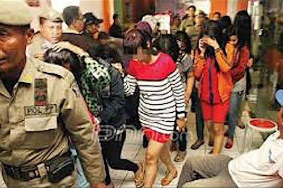 Razia Tempat Hiburan Malam, 26 Wanita Seksi Diamankan - JPNN.COM