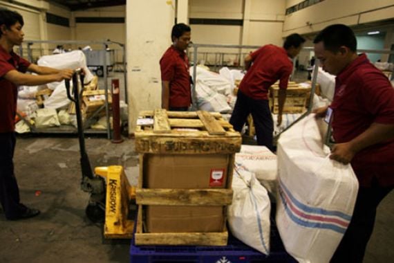 Pakde Karwo Siap Bantu Tingkatkan Arus Logistik di Pelabuhan - JPNN.COM