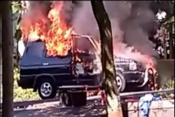 Mobil Amri Yahya Ludes Terbakar - JPNN.COM