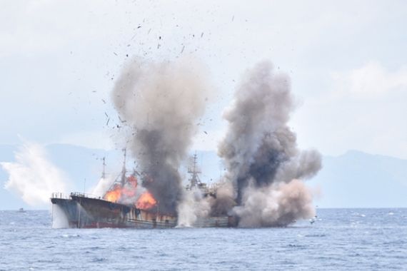 Pemusnahan Kapal Ikan Asing Serentak di 12 Lokasi - JPNN.COM