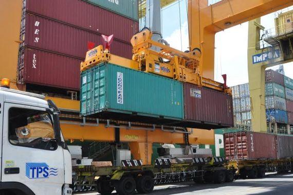 Container Crane Terbesar di Tanjung Perak Siap Operasi - JPNN.COM