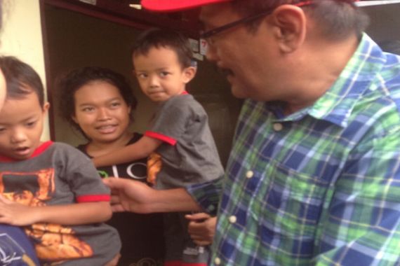 Djarot Gendong Anak yang Memakai Baju Gambar Bung Karno - JPNN.COM