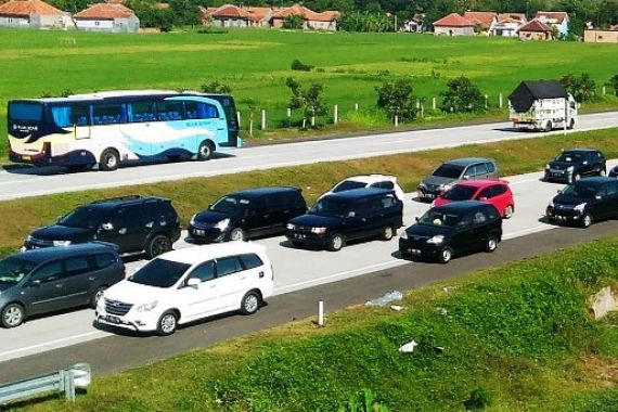Sudah 434 Ribu Kendaraan Keluar dari Jakarta Melalui GT Cikarang - JPNN.COM