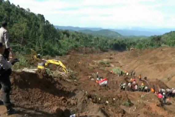 25 Korban Longsor Ponorogo Belum Ditemukan - JPNN.COM