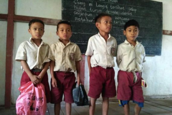 Pak Jokowi, Anak-Anak di Perbatasan Ini Minta Tas - JPNN.COM