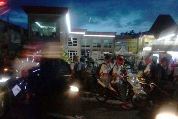 Konvoi Ugal-Ugalan, Anak SMK Bikin Macet Jalan Cirendeu - JPNN.COM