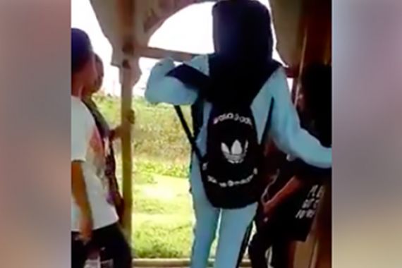 Miris, Beredar Video Pelajar Putri SMP Dianiaya - JPNN.COM