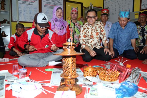 Anggap Teman, Bupati Anas Terapi Orang Gangguan Jiwa - JPNN.COM