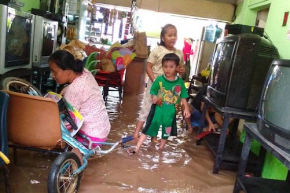 Parah! Dua Jam Diguyur Hujan, 100 KK Terendam Banjir - JPNN.COM