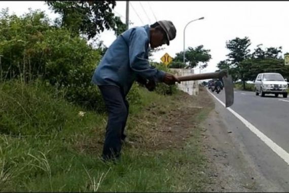 Kakek Ini Rela Bersihkan Rumput di Jalan Tanpa Bayaran - JPNN.COM