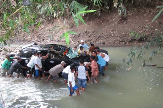 Duuh, Mobil Rombongan Tamu Pengantin Terjun ke Sungai - JPNN.COM