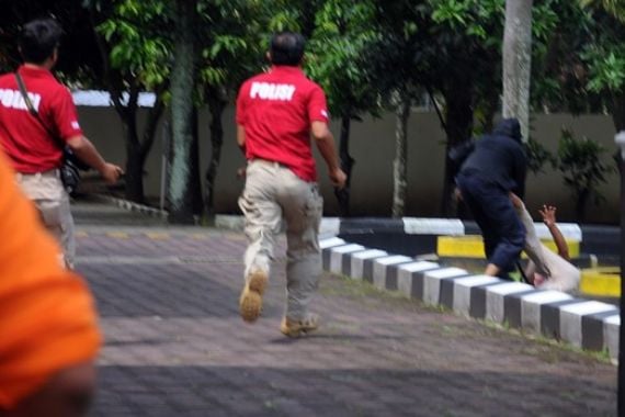 5 Menit Menegangkan! Pria Berpedang Menyerang Polisi - JPNN.COM