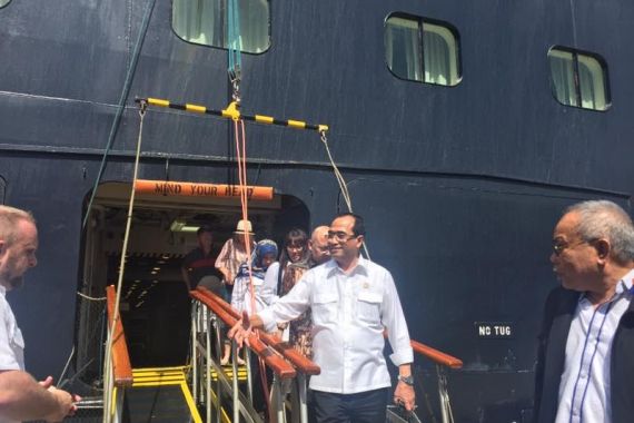 Menhub Sambut Kapal Raksasa asal Perancis di Pelabuhan Tj Priok - JPNN.COM