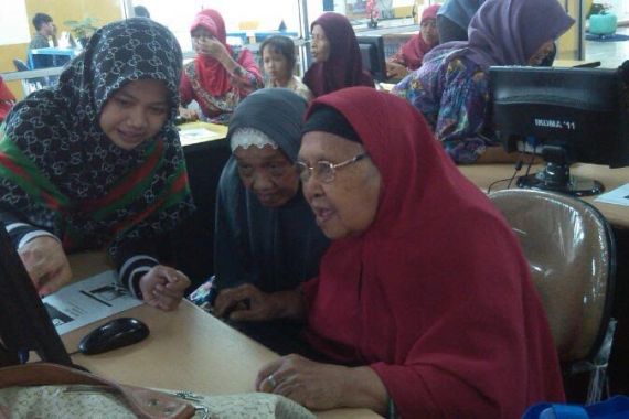 Tuh Lihat, Serunya Nenek-Nenek Belajar Komputer - JPNN.COM