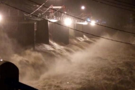 Banjir Tiba, 200 Ton Sampah Menumpuk di Pintu Air Manggarai - JPNN.COM