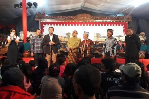 Ikut Wayangan, Bupati Wonogiri Ajak Warganya di DKI Menangkan Ahok-Djarot - JPNN.COM