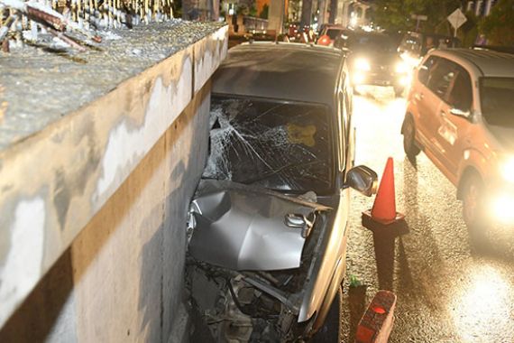 Bruakkk! Toyota Kijang Hantam Penghubung Pondasi LRT - JPNN.COM