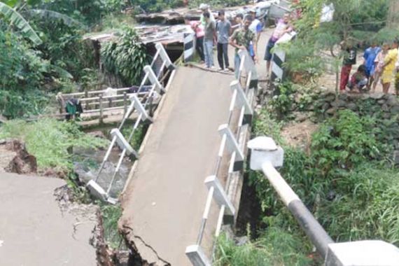 Hati-hati Jembatan di Jalan Transyogi Ambruk - JPNN.COM