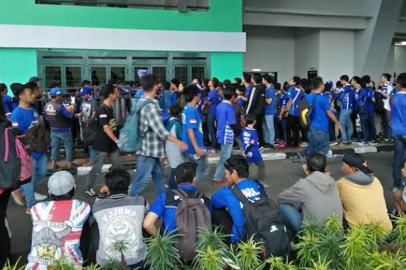 Lihat Nih! Pintu Stadion Belum Dibuka, Antrean sudah Mengular Begini - JPNN.COM