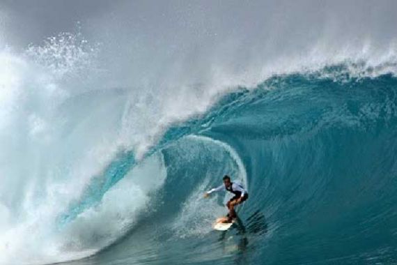 Peselancar Dunia Adu Nyali di Surfing International Krui Pro 2017 - JPNN.COM